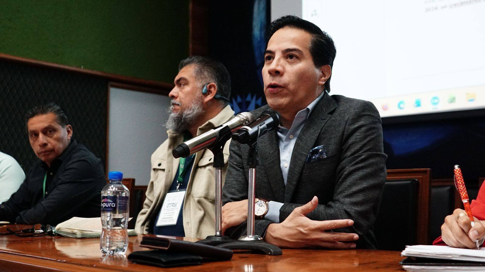 Doctor Víctor Pavón, presenta estudio sobre situación financiera de Telmex en el STRM